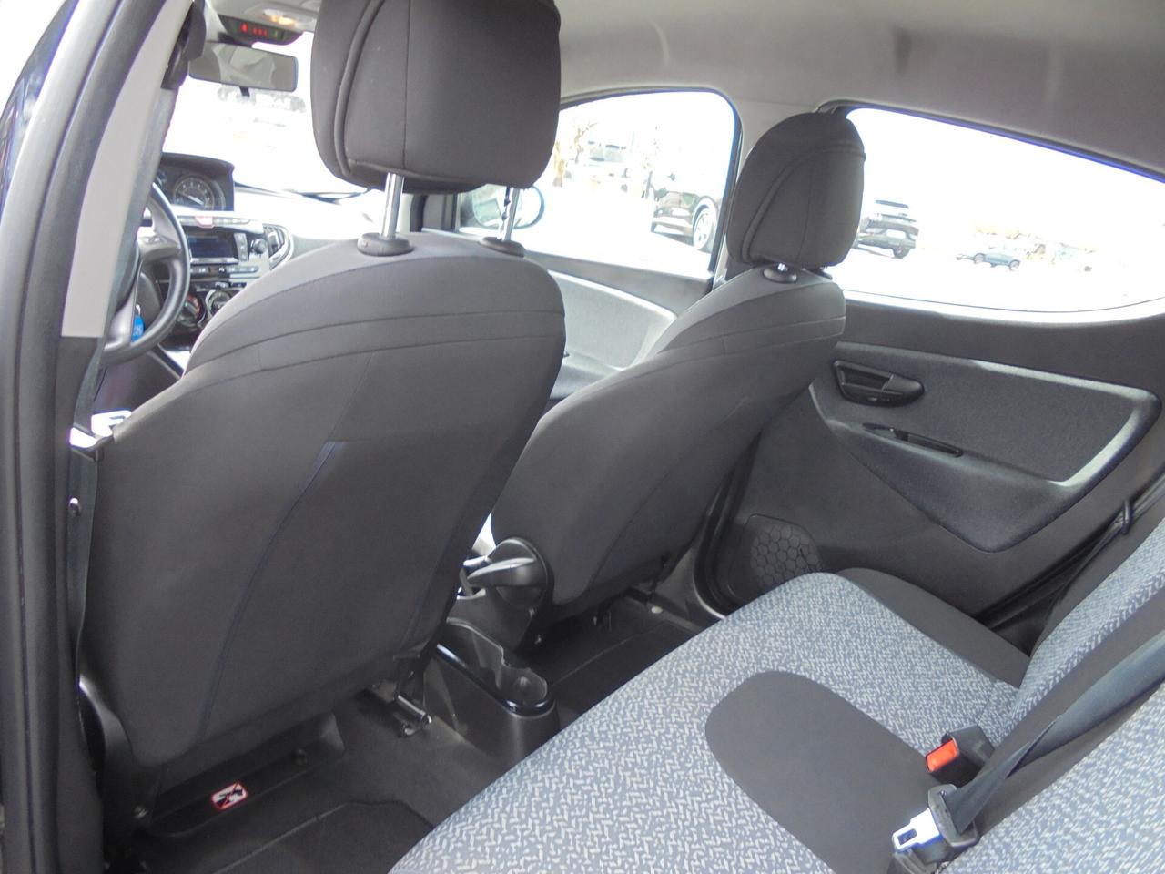 Lancia Ypsilon 1.0 FireFly 5 porte S&S Hybrid Silver