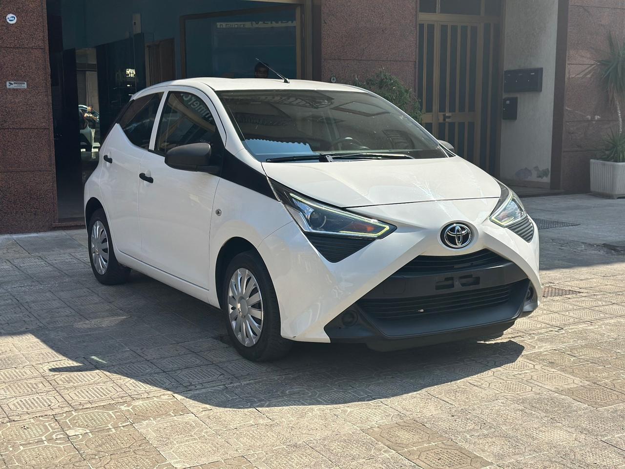 Toyota Aygo Connect 1.0 VVT-i 72 CV 5 porte x-play