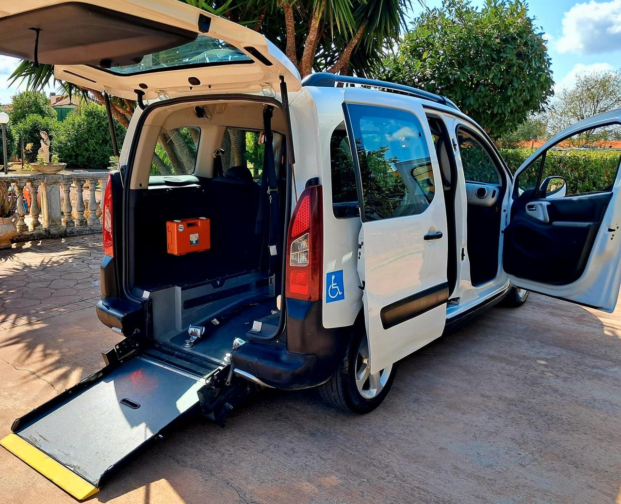 PEUGEOT PARTNER TRASPORTO DISABILI PIANALE RIBASSATO