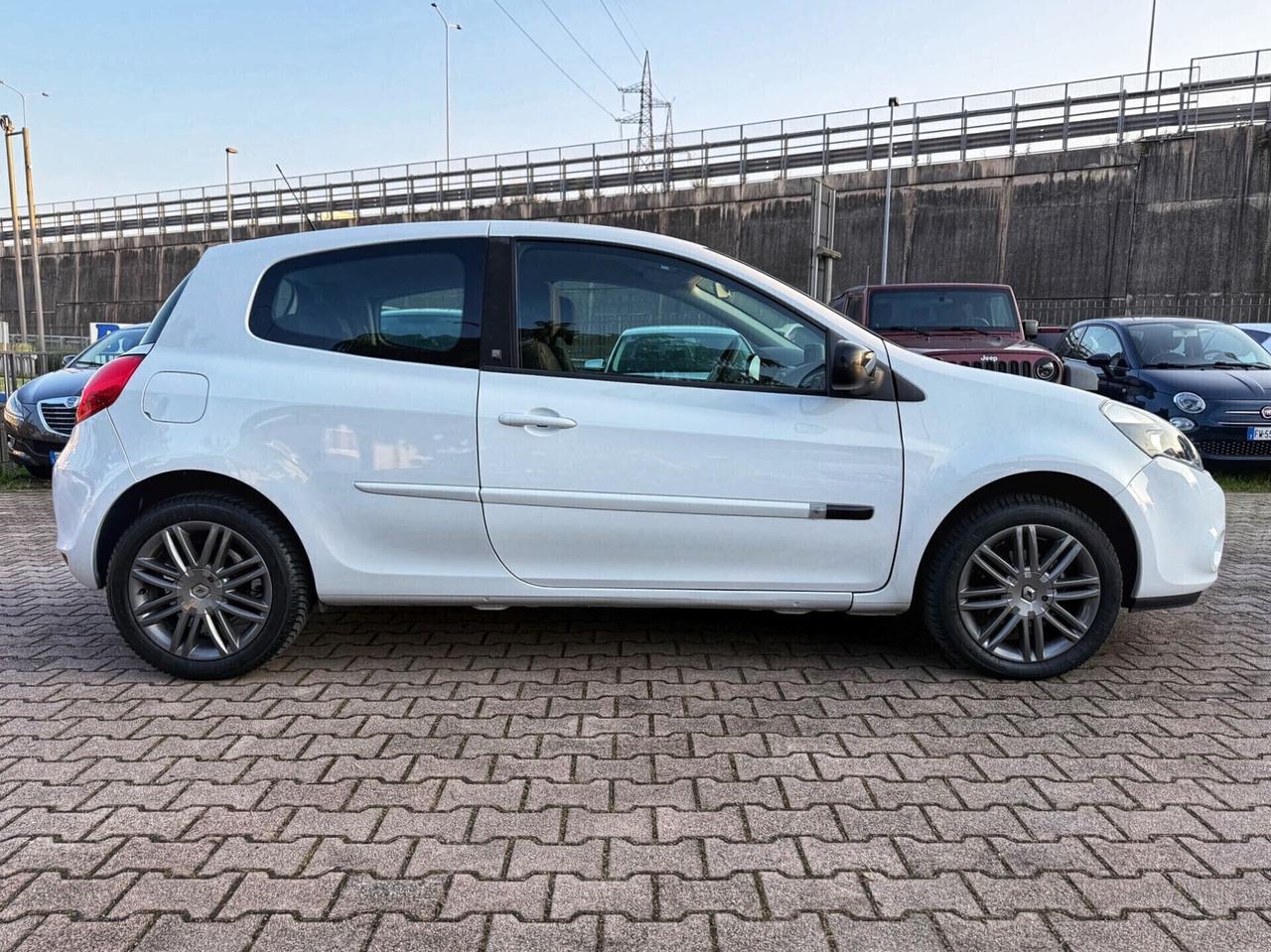 Renault Clio 1.6 16V 3 porte AUTOMATICA OK NEOPATENTATI