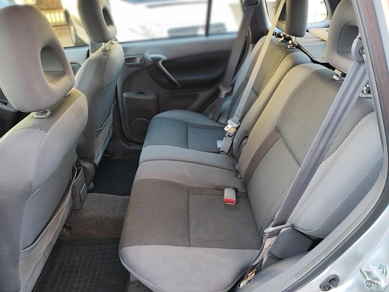 Toyota RAV 4 2.0 Tdi D-4D 5p Sol + Gancio