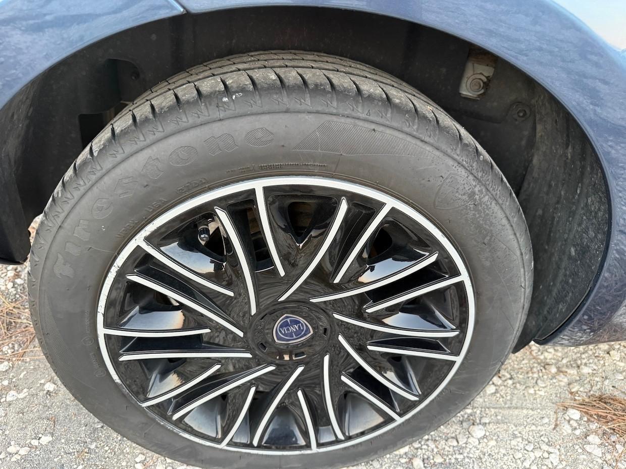 Lancia Ypsilon 1.0 FireFly 5 porte S&S Hybrid Silver