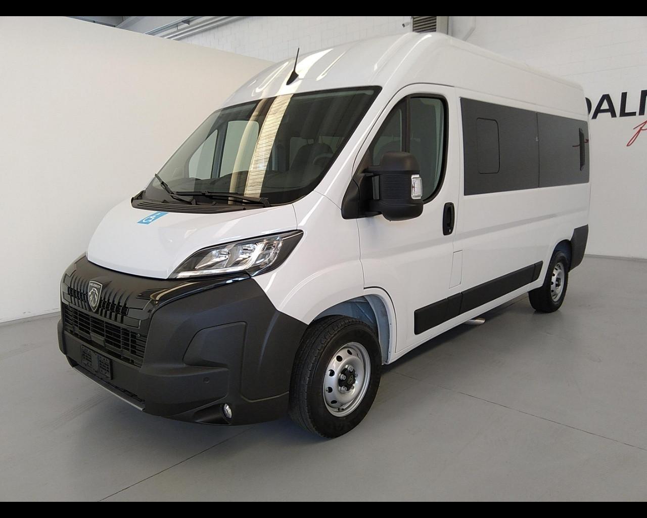 PEUGEOT Boxer 335 2.2 bluehdi 140cv S&S Vetrato allestito con sollevatore