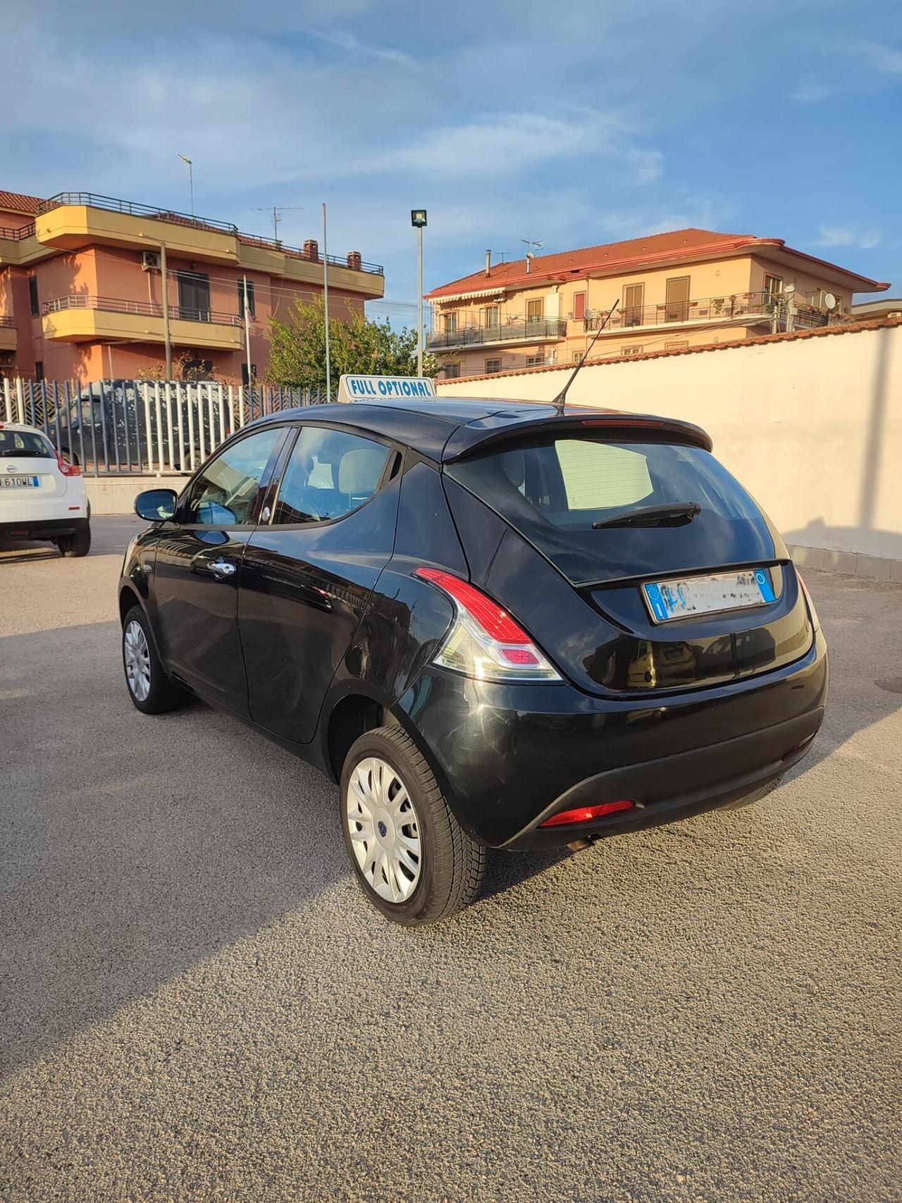 Lancia Ypsilon 0.9 TwinAir 85 CV 5 porte Metano Ecochic Silver