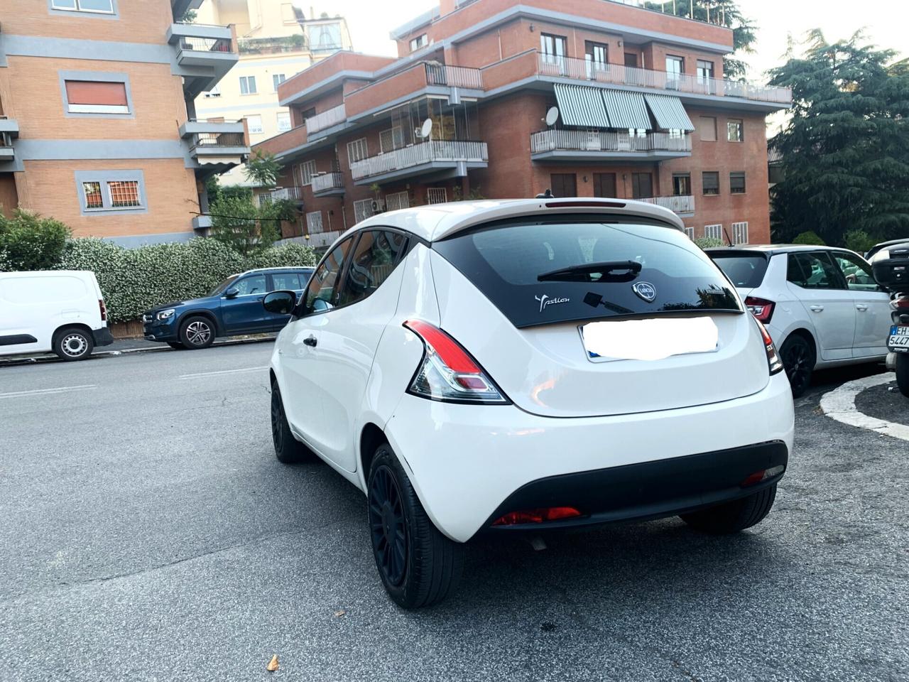 Lancia Ypsilon 1.0 HIBRIDA 2021 KM23980