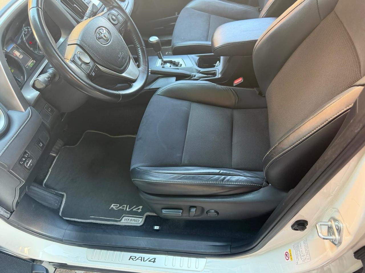 Toyota RAV 4 2.5 Hybrid 2WD Lounge