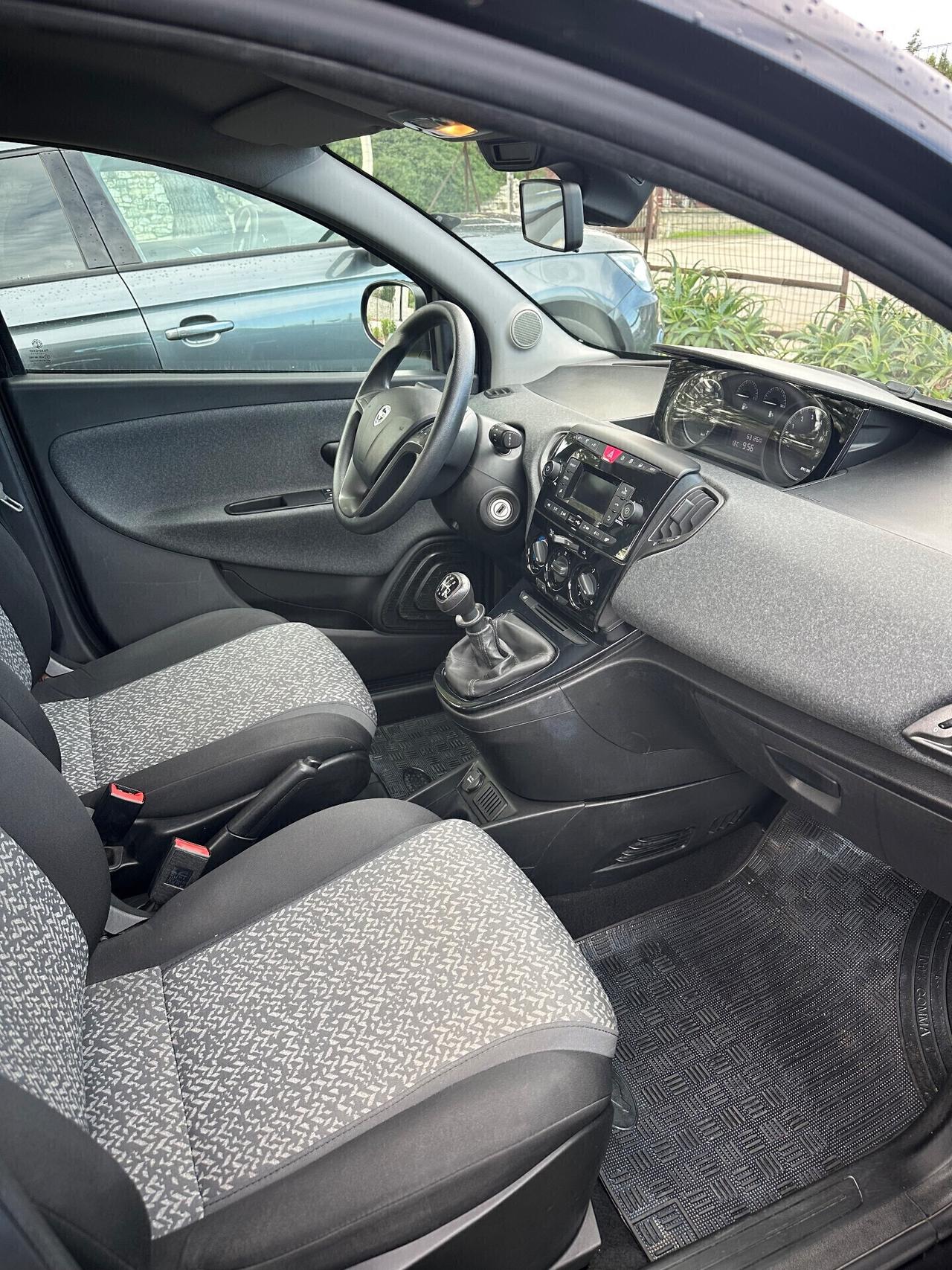 Lancia Ypsilon 1.0 FireFly 5 porte S&S Hybrid Ecochic Silver