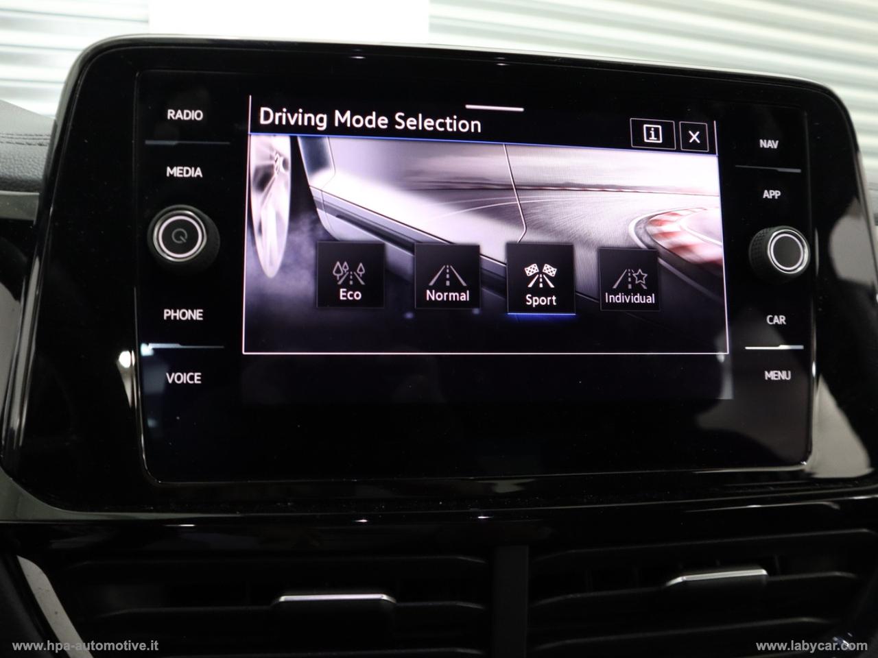 VOLKSWAGEN T-Roc 2.0TDI R-LINE NAVI LED PELLE MATRIX