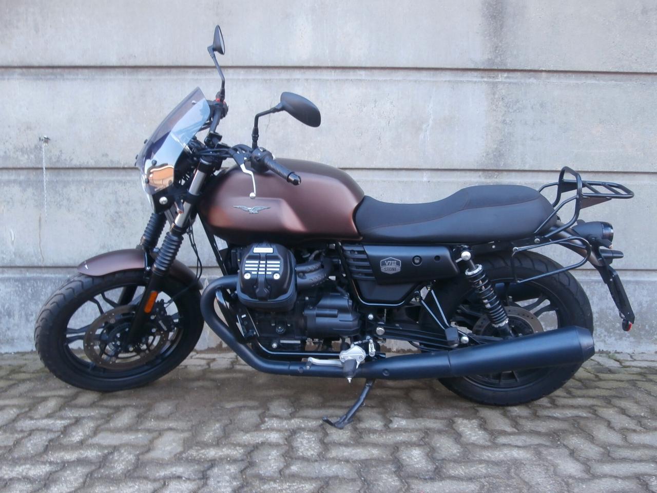 Moto Guzzi V7 III Stone Night Pack (2019 - 20) Passaggio incluso.