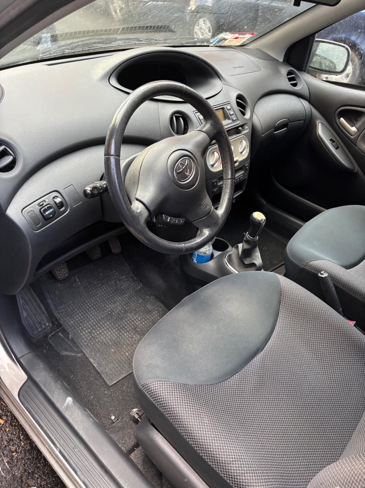 Toyota Yaris 1.0i 16V cat 5 porte Sol