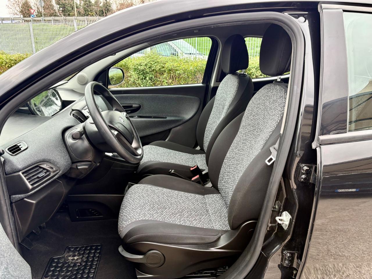 Lancia Ypsilon 1.0 70Cv FireFly 5 porte Hybrid Silver