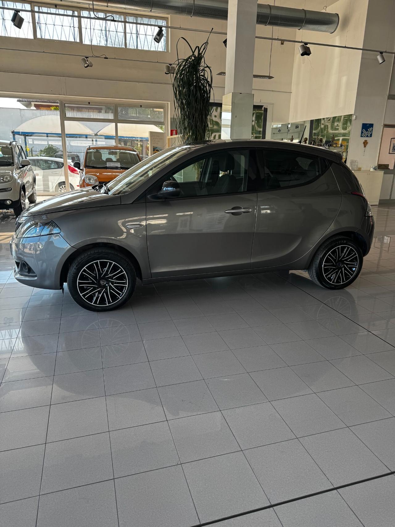 LANCIA YPSILON GOLD HYBRID -