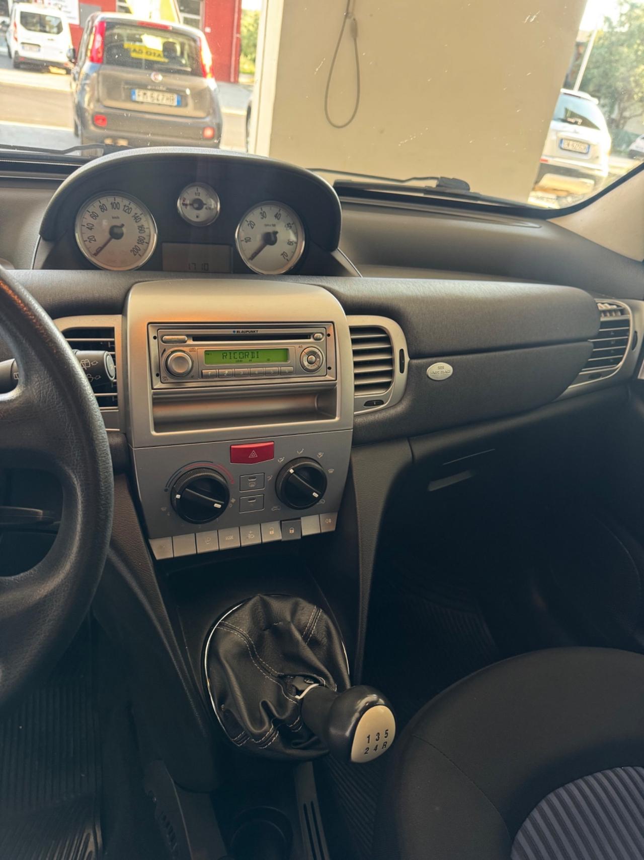 Lancia Ypsilon 1.3 MJT 75 CV Platino