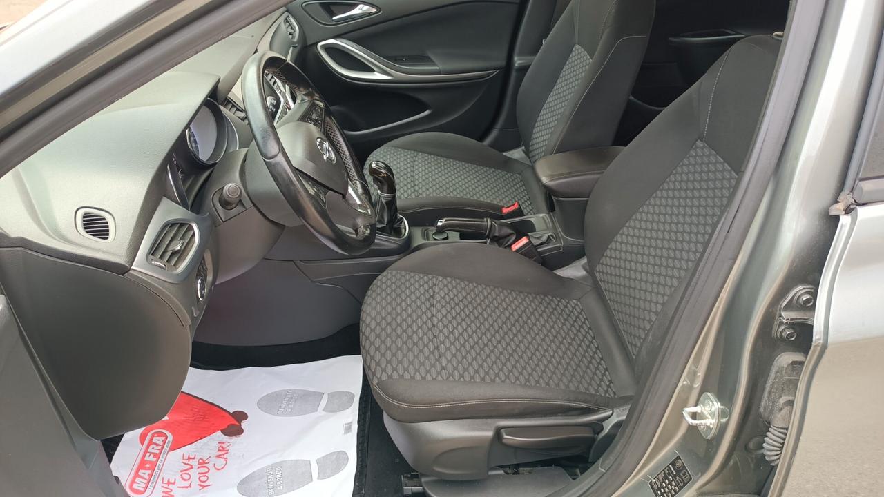 Opel Astra 1.6 Diesel anno 2017 navigatore