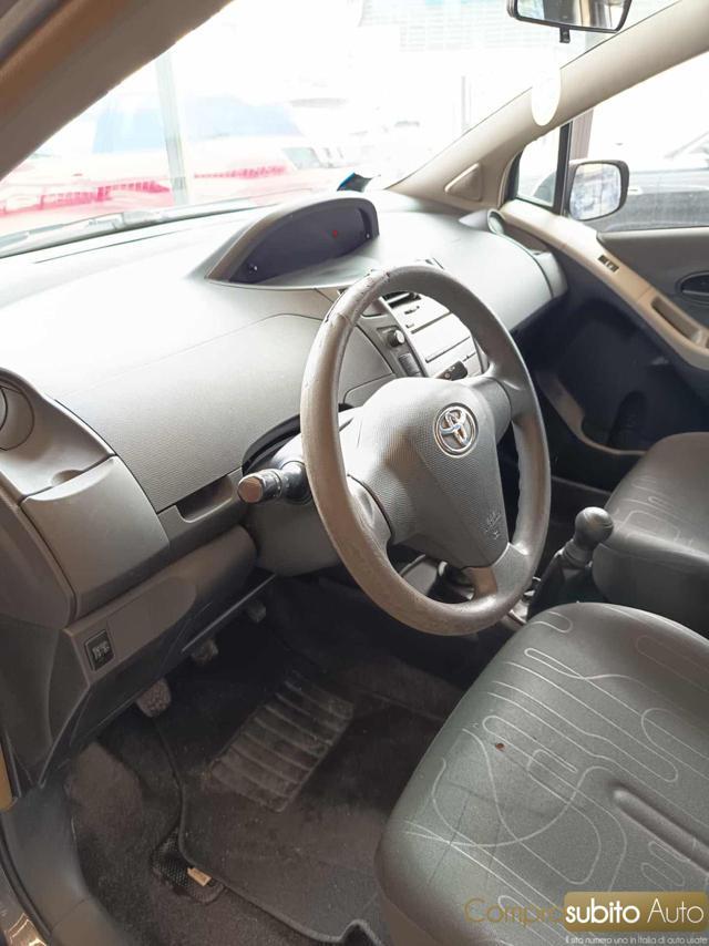 TOYOTA Yaris 1.0 5 porte Sol