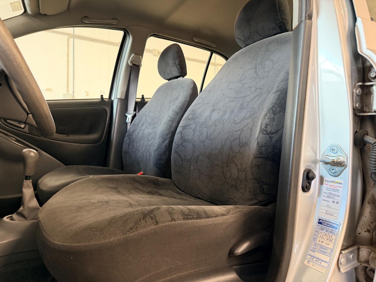 Toyota Yaris 1.0i 16V cat 5 porte Sol