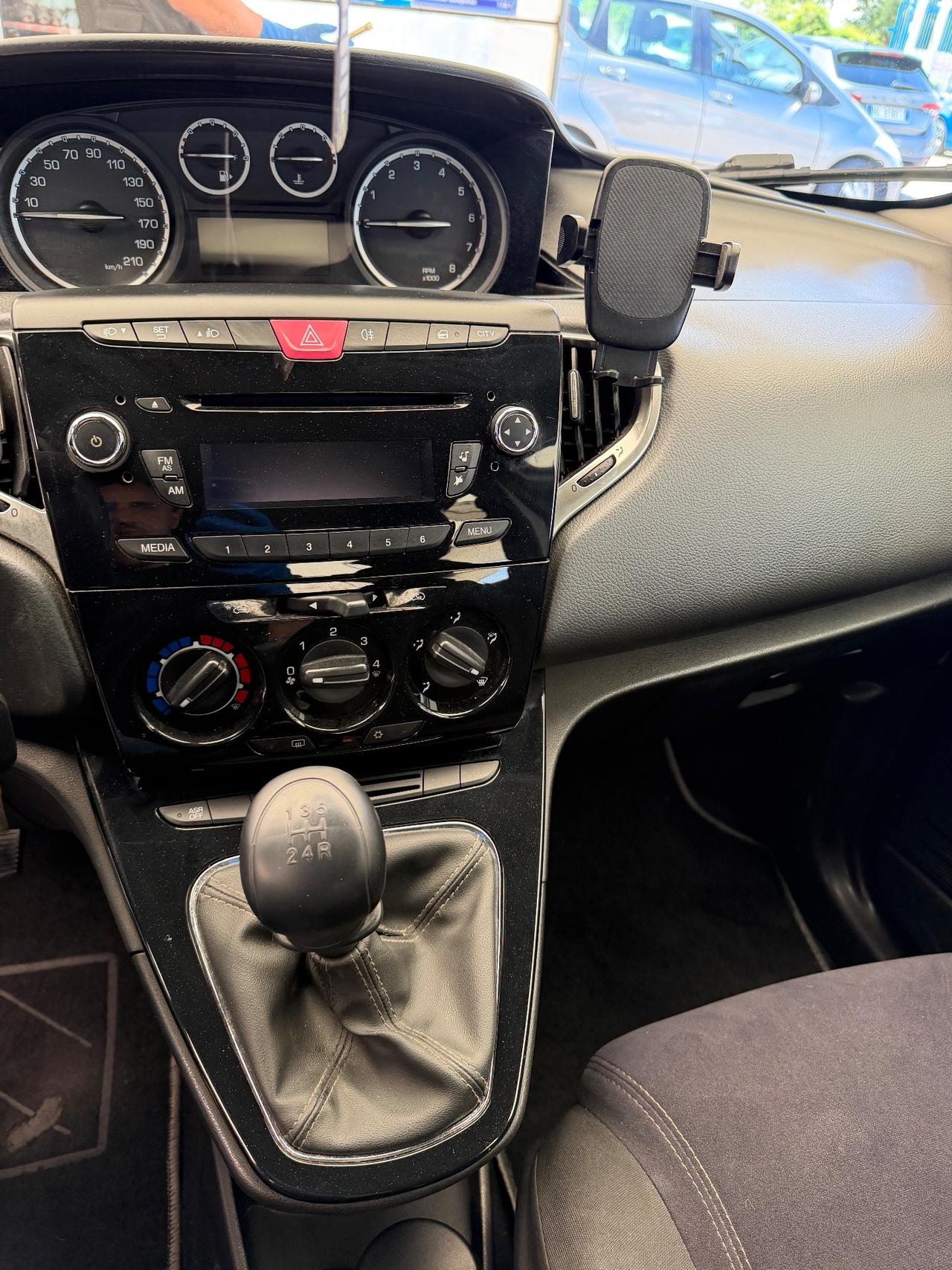 Lancia Ypsilon 1.2 69 CV Unyca
