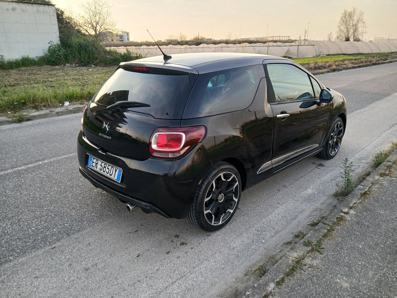 Ds DS3 3 1.2 VTi 82 Just Black full optional