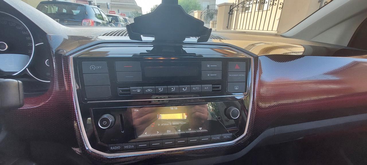 VOLKSWAGEN UP BENZINA/METANO DI SERIE TELEFONO LEGA PELLE SENSORI IMPECCABILE