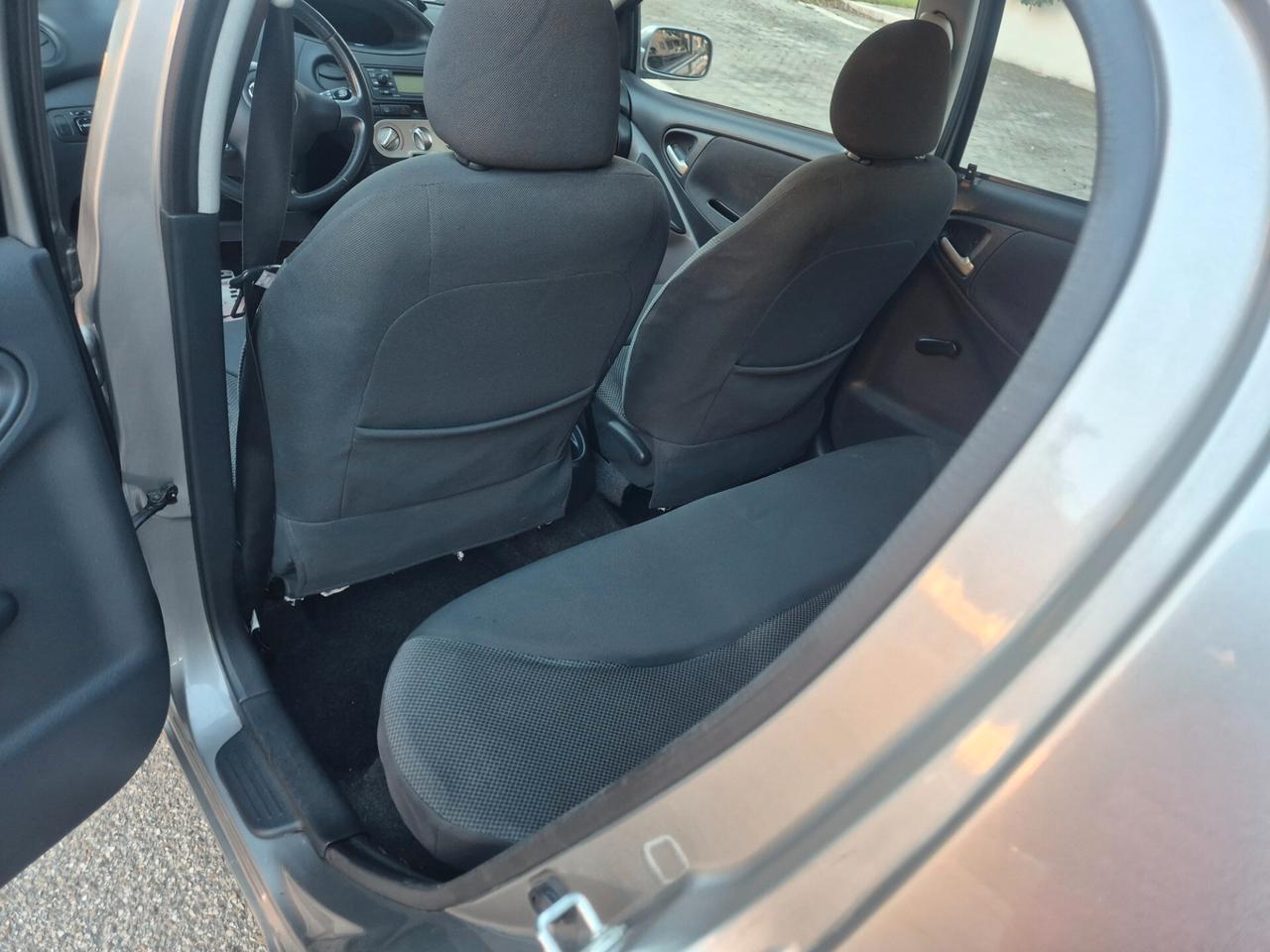 Toyota Yaris 1.0 benzina 68cv anno 05