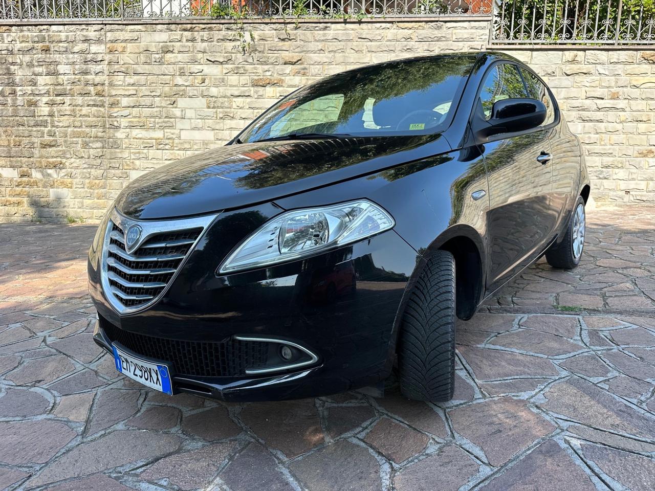 Lancia Ypsilon 1.2 69 CV 5 porte S&S Gold neopatentati