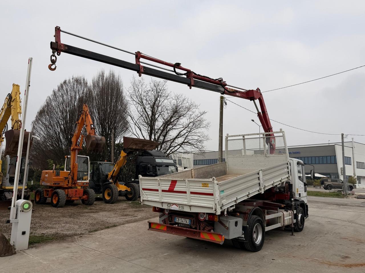 Iveco 130E18 ribaltabile con gru