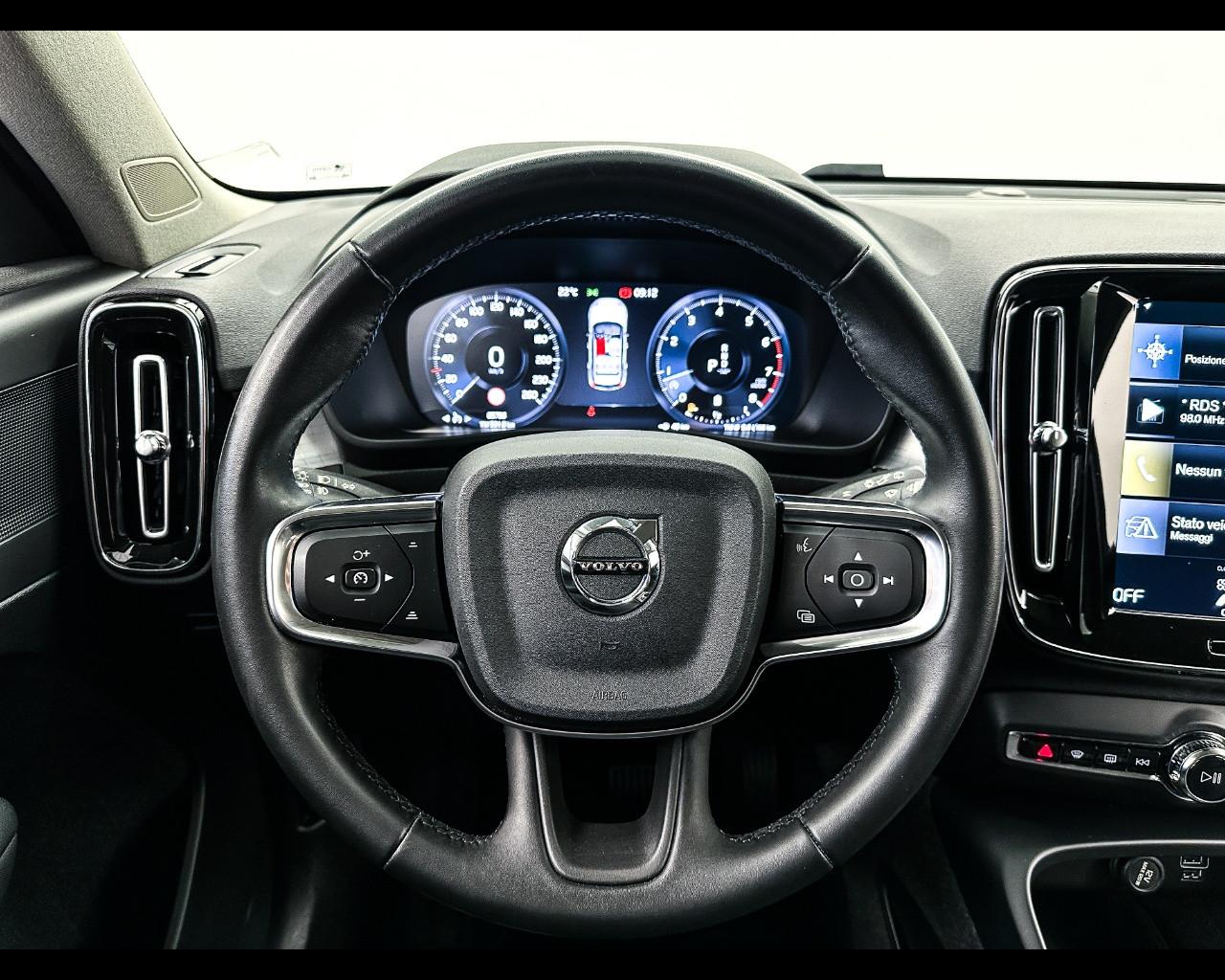 VOLVO XC40 B4 AWD Geartronic Momentum Pro