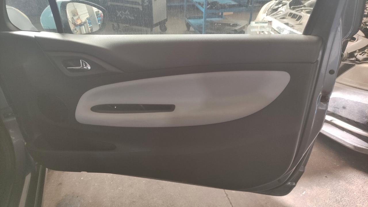 Citroen DS 3 1.4 VTi 95 Chic 70KW NEOPATENTATI - 2010