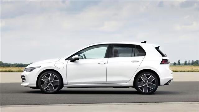 VOLKSWAGEN GOLF 2.0 TDI SCR 110KW Edition Plus DSG Hatchback 5-door (Euro 6E)