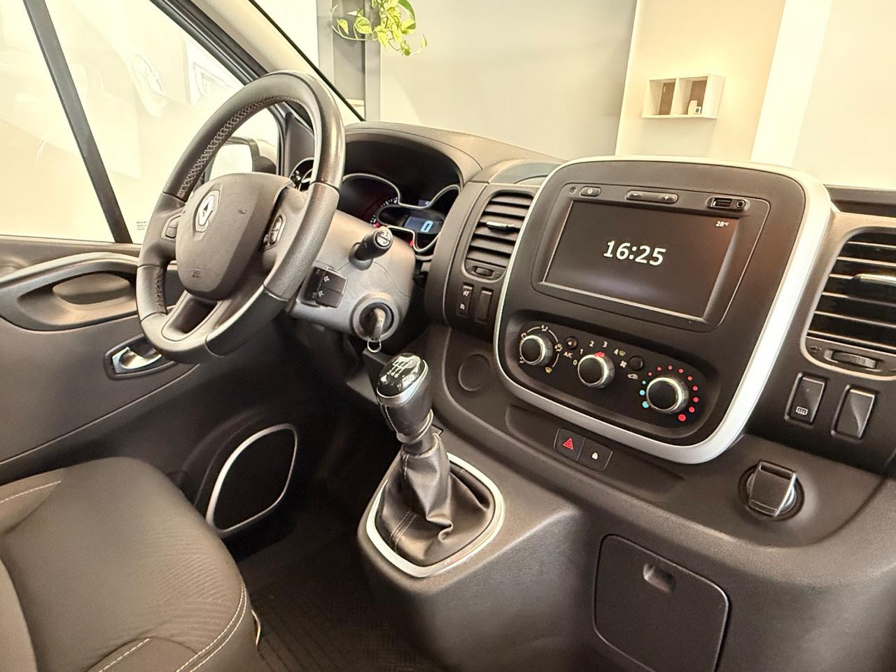 Renault Trafic 2.0 dci 9 Posti + Gancio