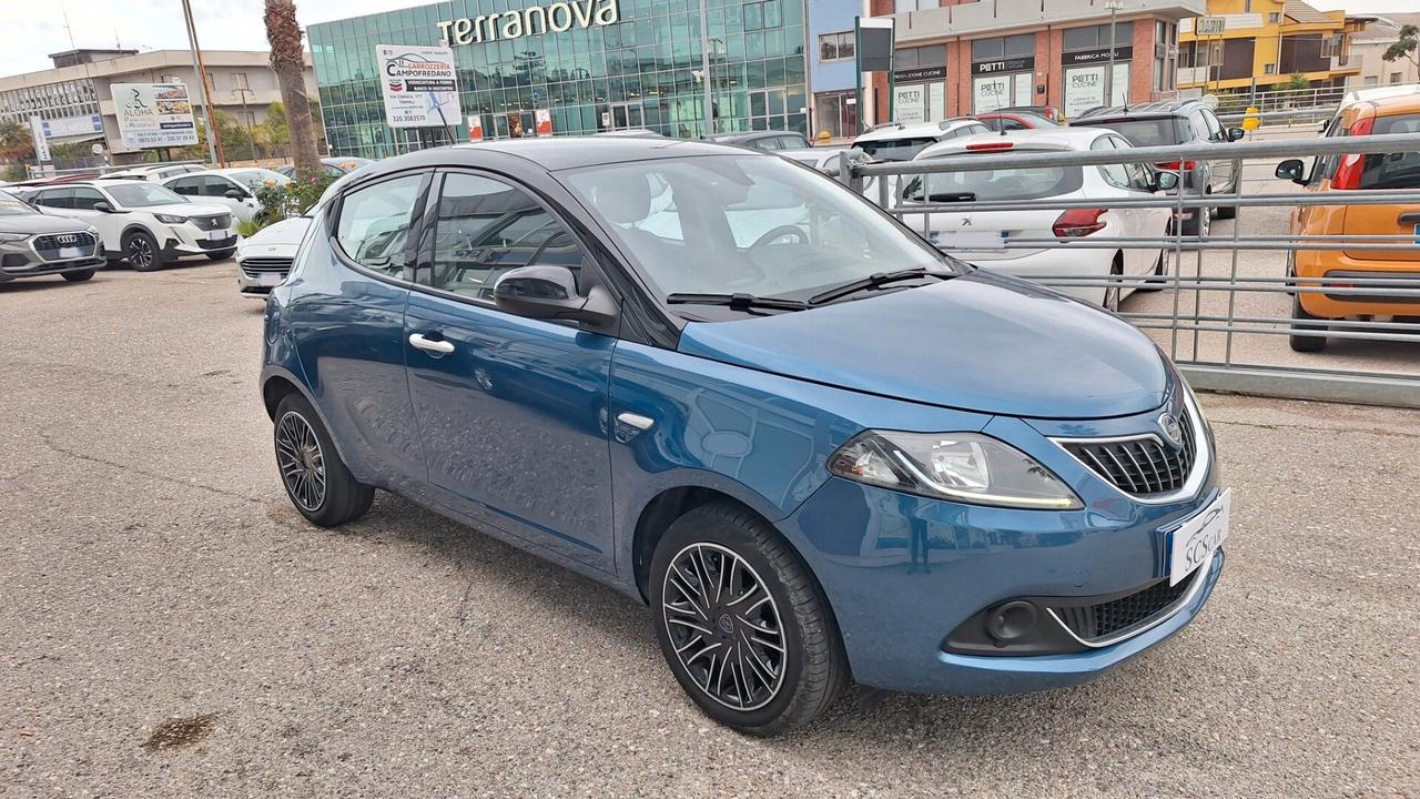 Lancia Ypsilon 1.0 FireFly 5 porte S&S Hybrid Silver