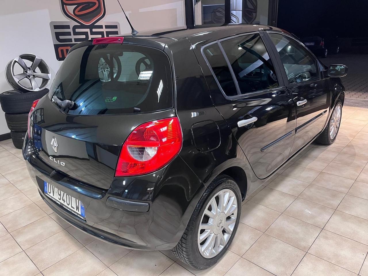Renault Clio - 2009 1.2 16V 75cv