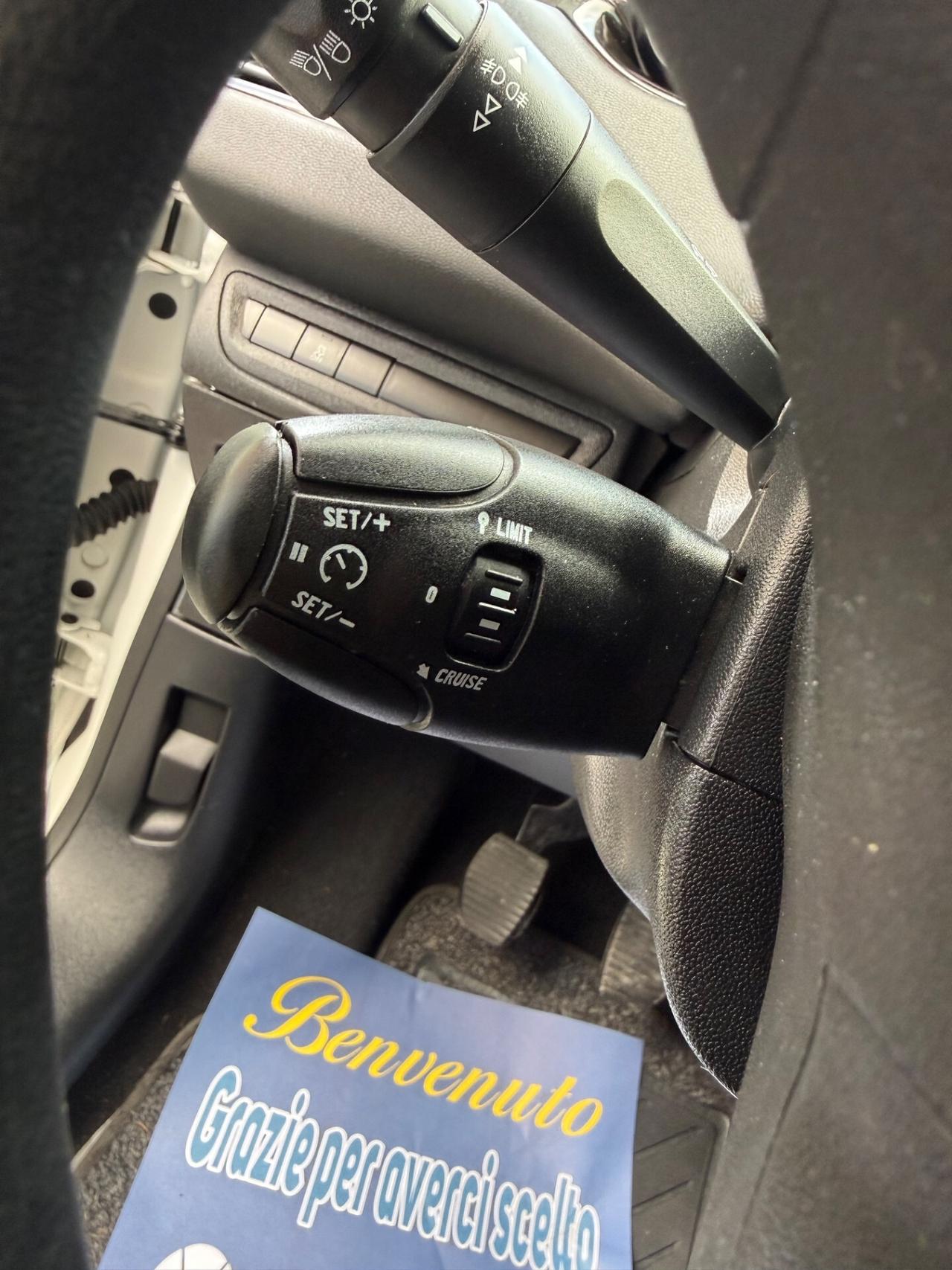Peugeot 208 1.2benzina 5 porte - 2013