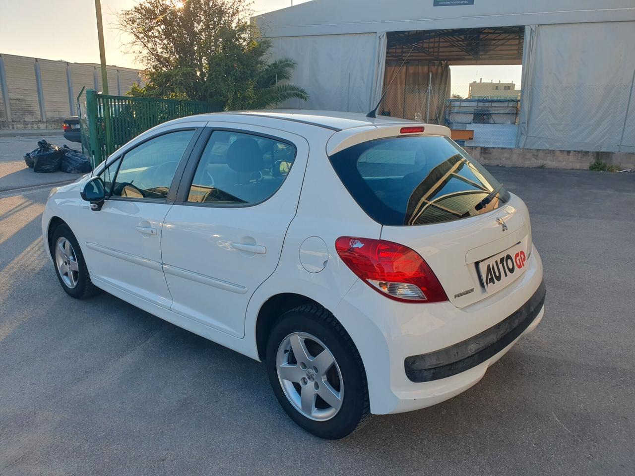 Peugeot 207 1.4 HDi 70CV 5p. Neopatent 2011