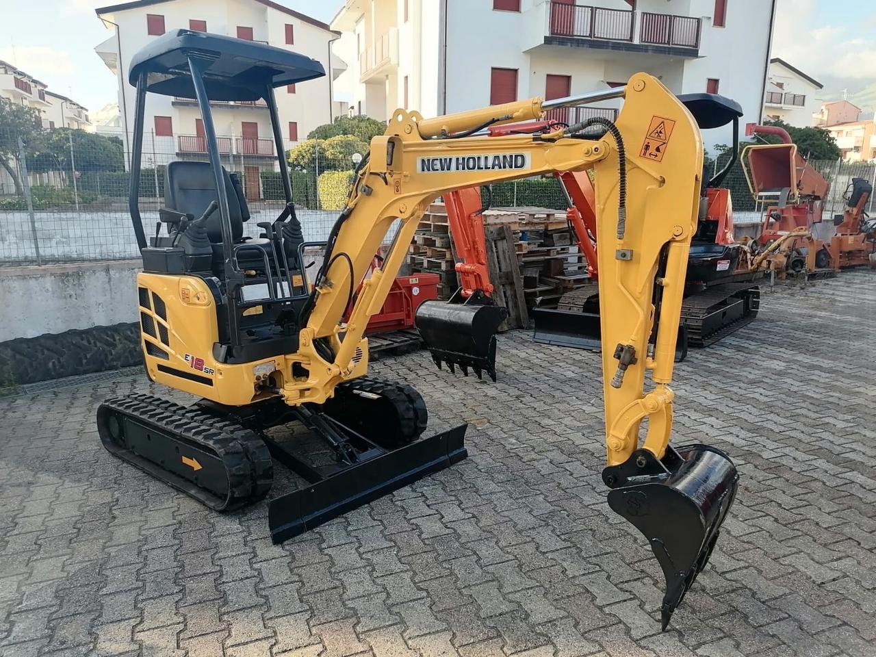 Escavatore Seminuovo New-Holland E18 SR (18 Quintali)
