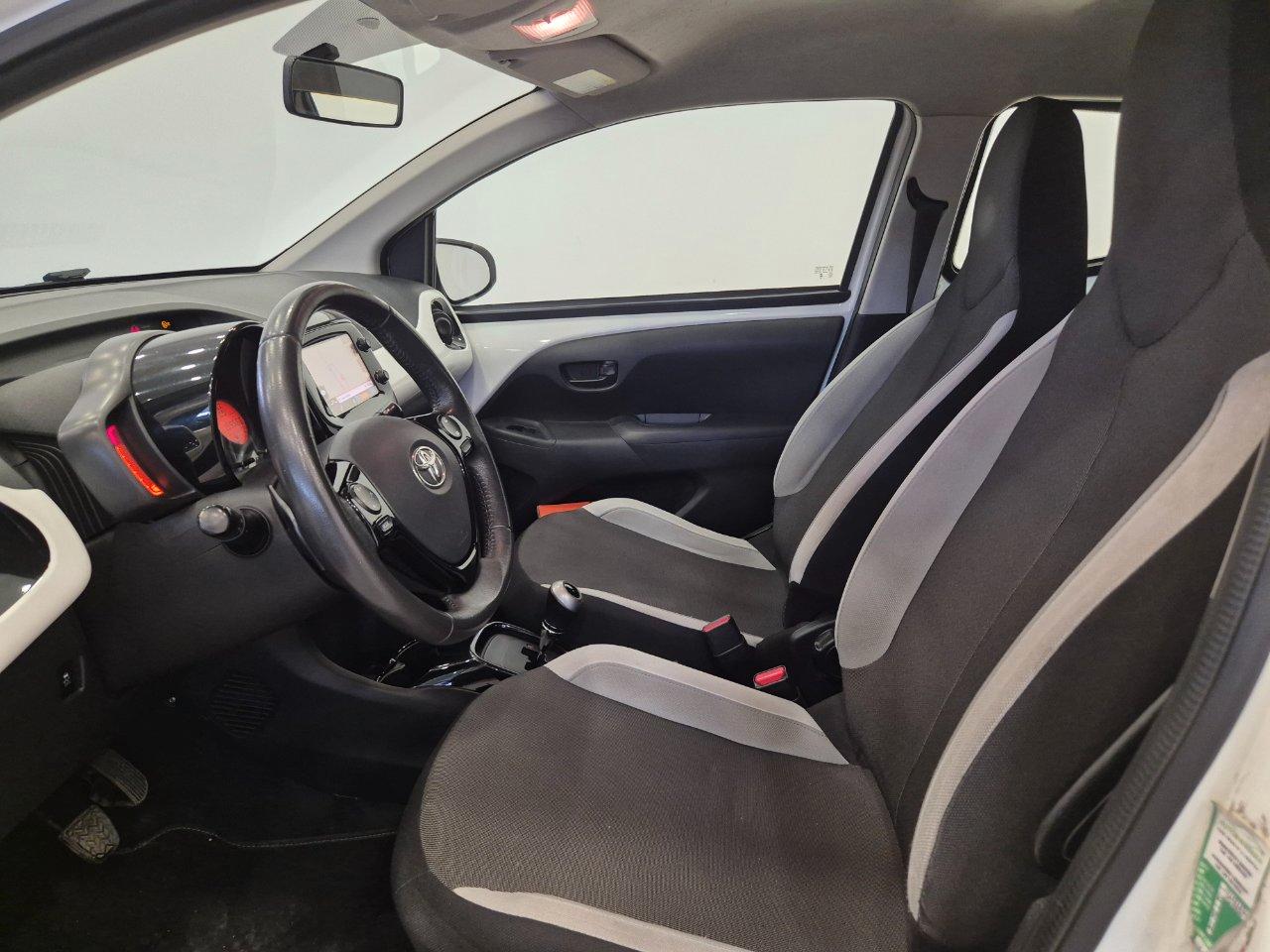 Toyota Aygo 5p 1.0 x-play aut. - NEOPATENTATI - Cam - Navi