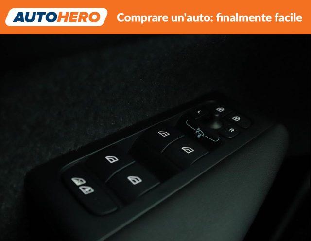 VOLVO XC40 B3 automatico Plus Dark