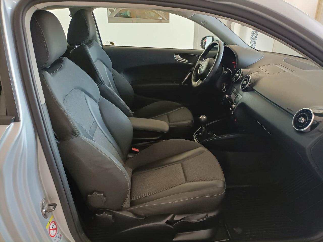 Audi A1 1.6 TDI 105 CV Attraction 07/2011