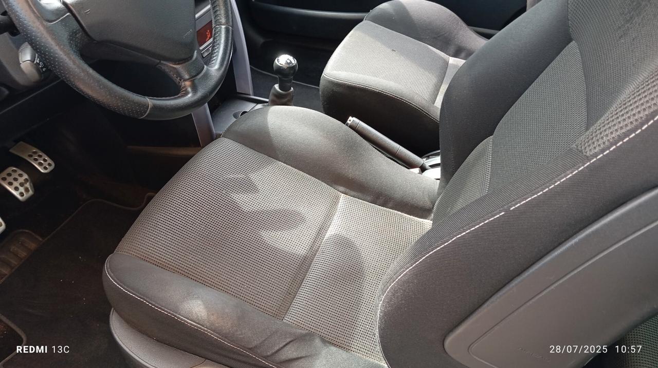 Peugeot 207 1.6 HDi 110CV CC Féline