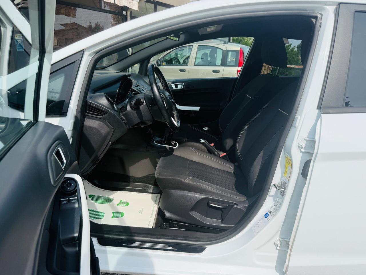 Ford Fiesta 1.2 B/GPL 82CV Black & White Edition