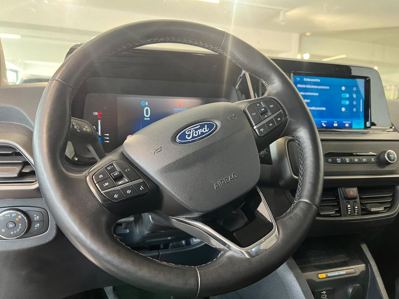 Ford Tourneo Courier 1.0 EcoBoost Titanium