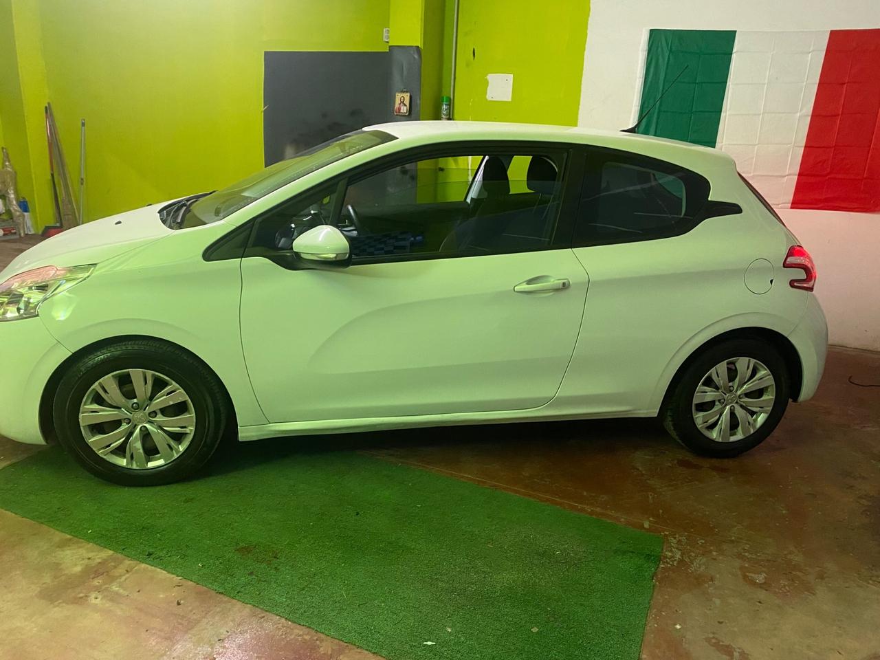 Peugeot 208 1.4 HDi 68 CV 3 porte Allure