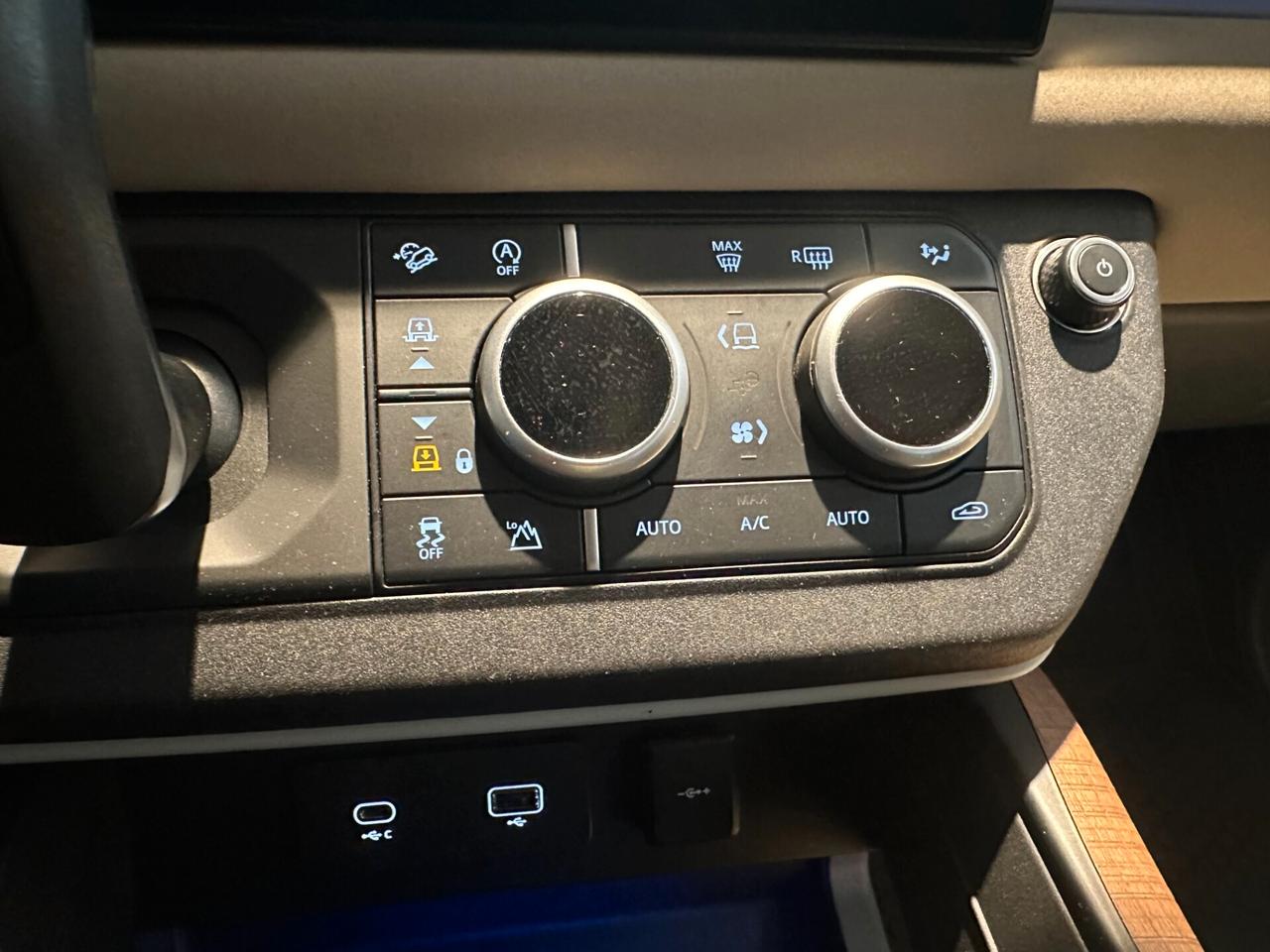 Land Rover Defender 110 3.0D I6 200 CV AWD Auto SE