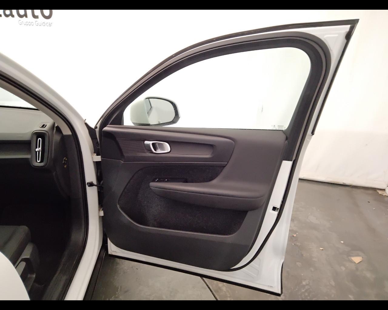 VOLVO XC40 - XC40 1.5 t3 Momentum Core 163cv my21