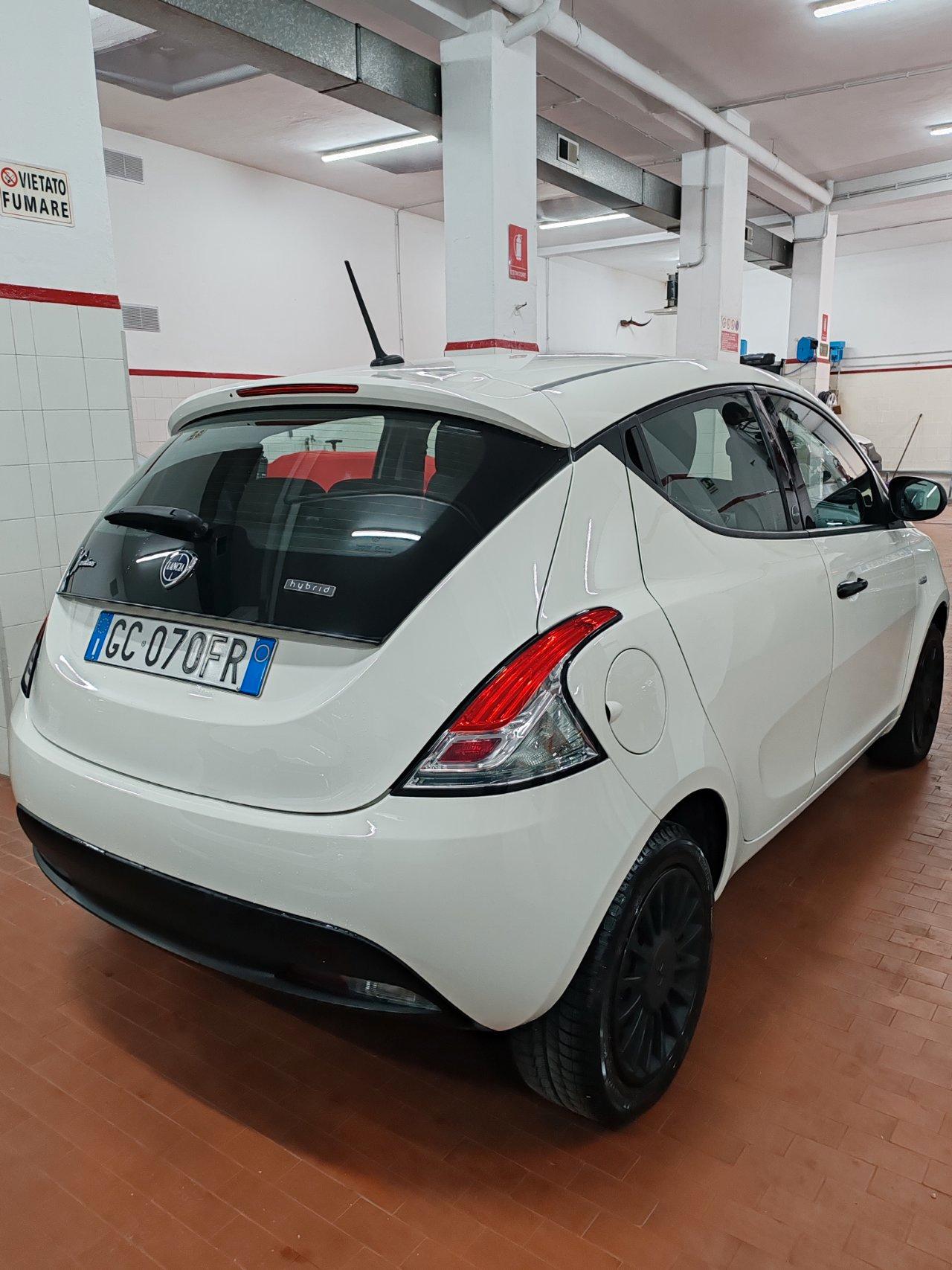 Lancia Ypsilon 1.0 hybrid Silver 5 POSTI