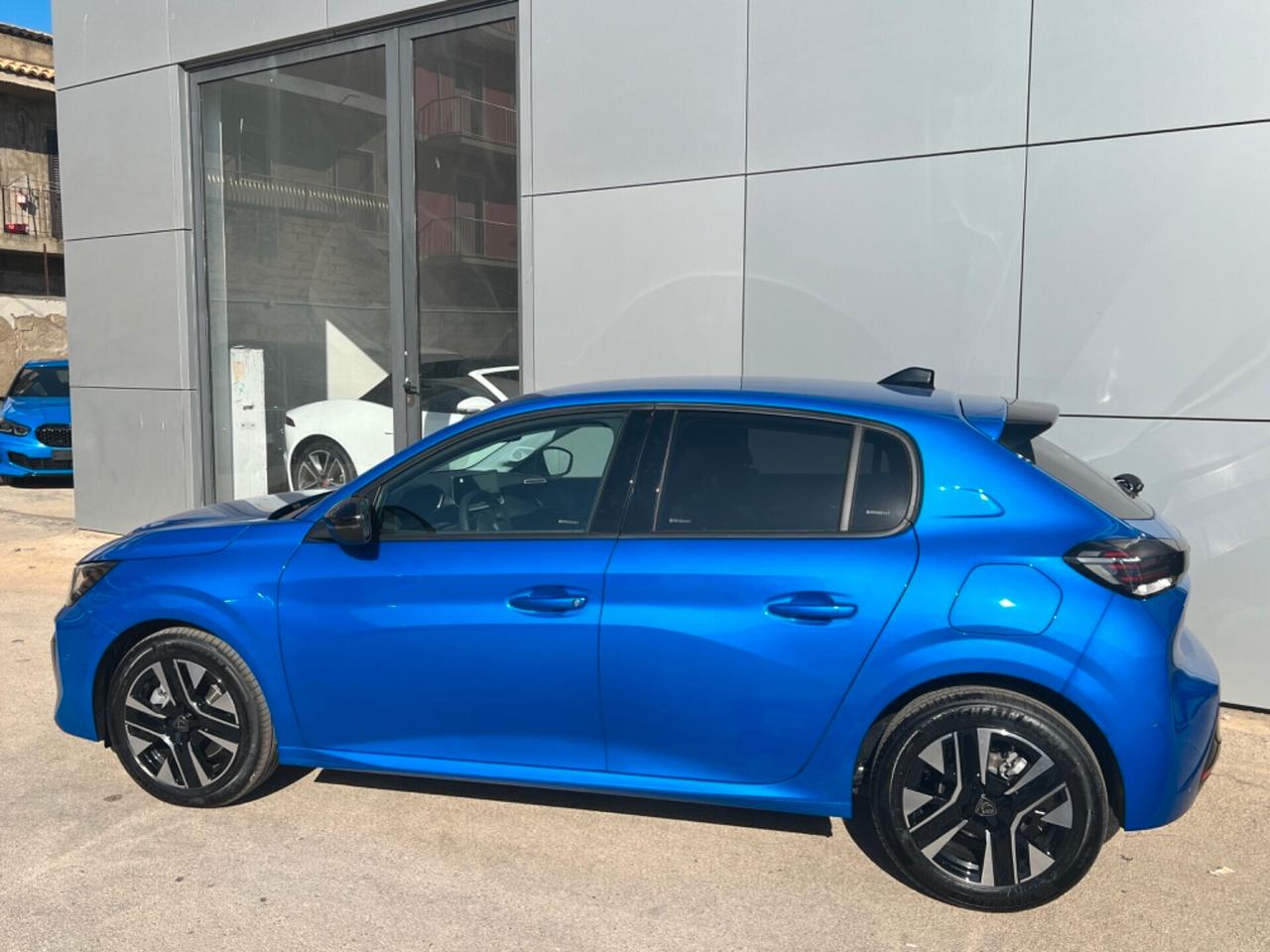 Peugeot 208 PureTech 100 5 porte Allure - listino €27.300 - scontata €20.900