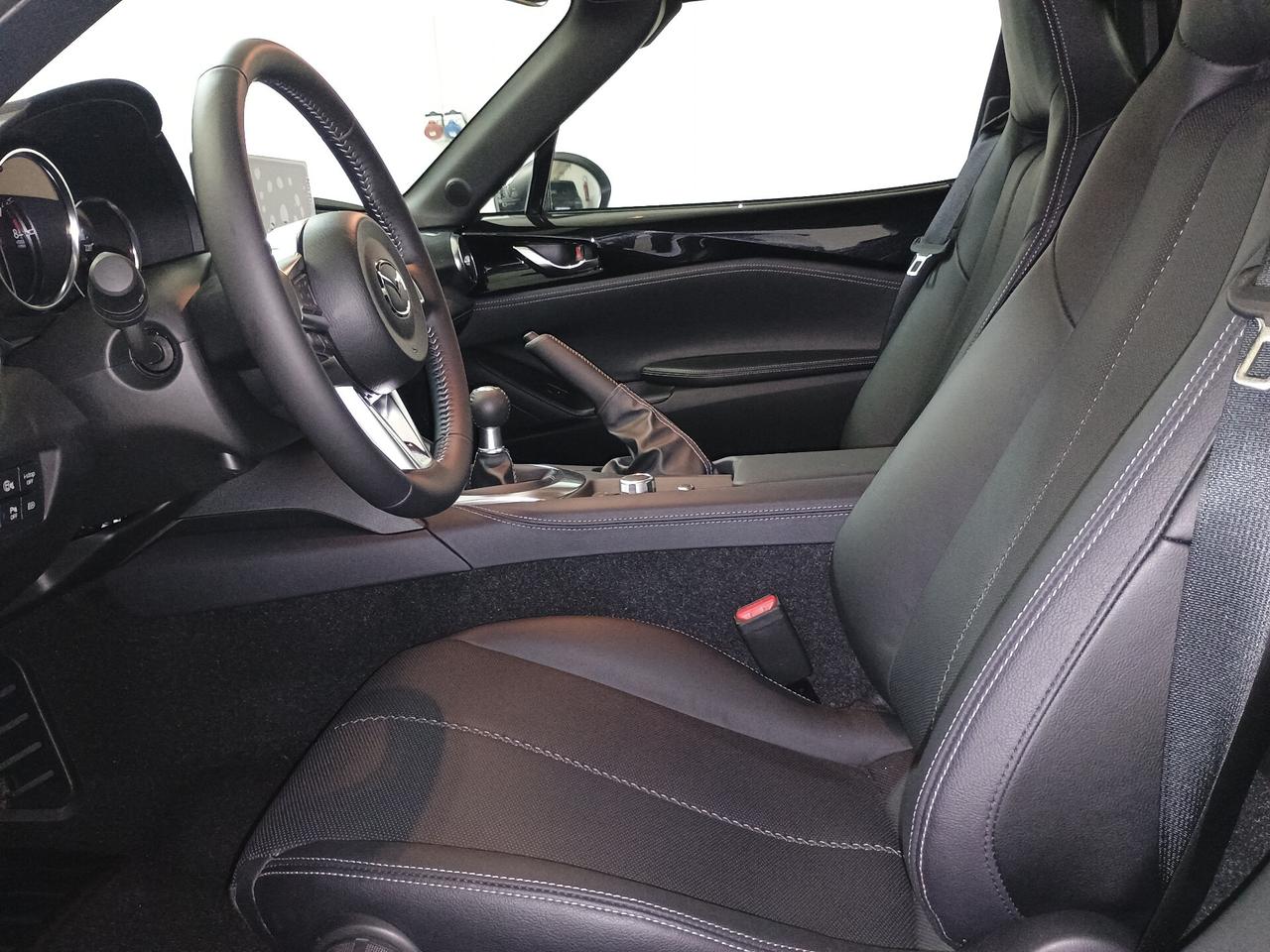 Mazda MX-5 1.5L Skyactiv-G RF Exclusive-Line - Prezzo di Listino €. 39.400,00 Prezzo Promo €. 35.900,00