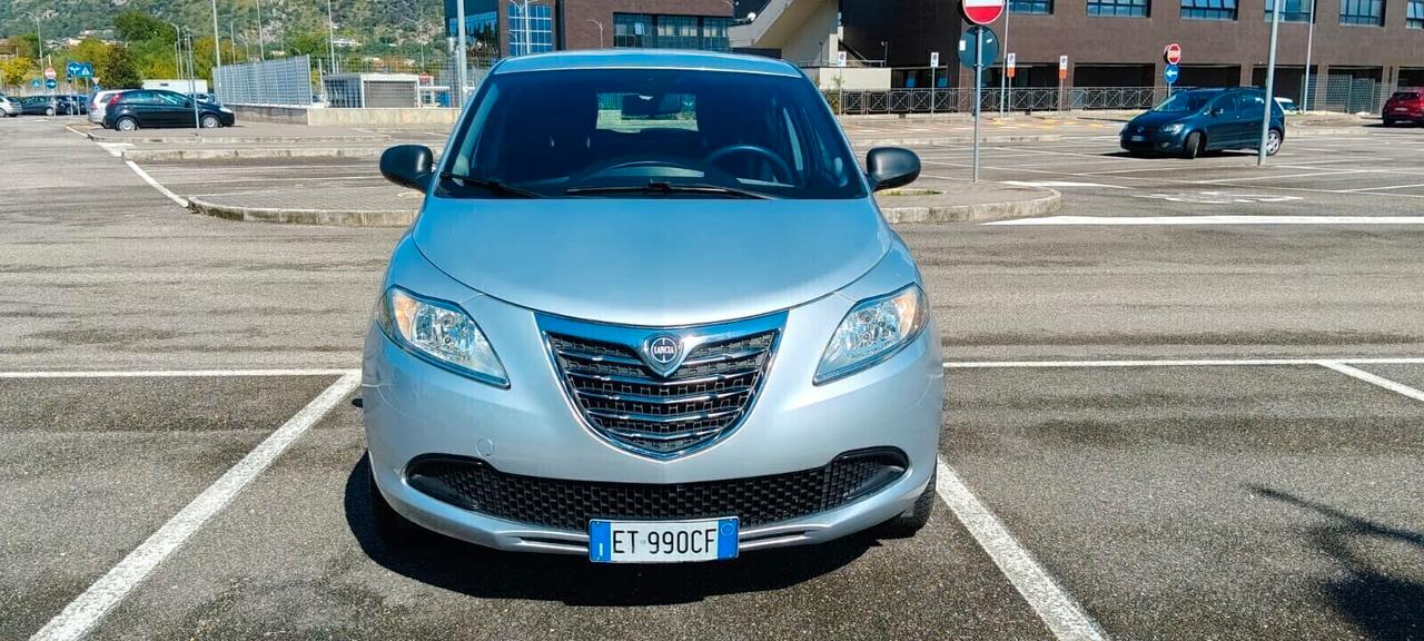 Lancia Ypsilon 0.9 TwinAir 85 CV 5 porte Metano Ecochic Silver