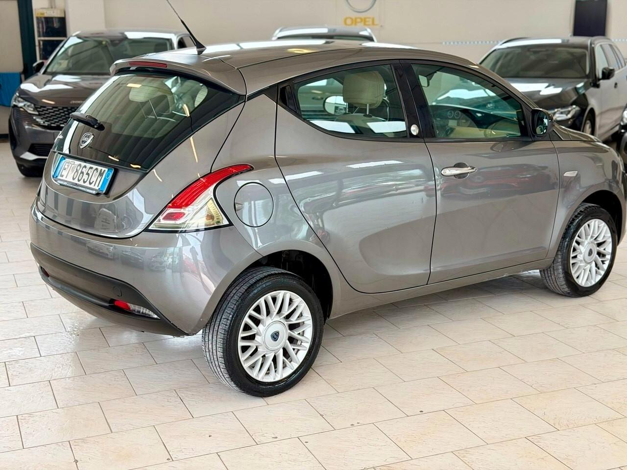 Lancia Ypsilon 0.9 TwinAir 85 CV 5 porte Metano Ecochic Silver