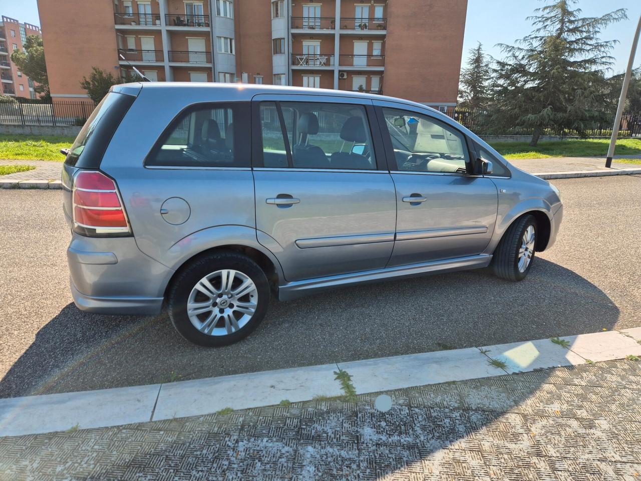 Opel Zafira 1.6 metano 7 posti 2010